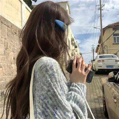 黑白照片的少女